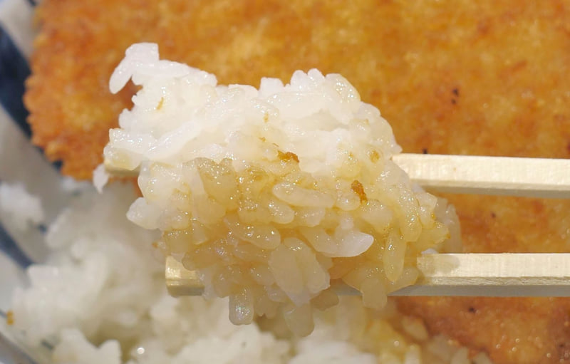 豚たれかつを受け止めるご飯はハリのある炊き加減!