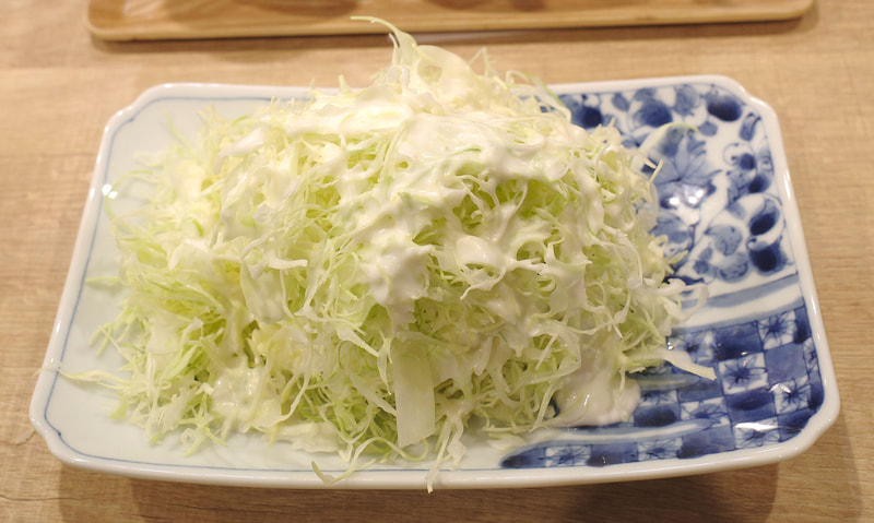 「豚たれかつ丼」には、悩まず「キャベツサラダ」の追加をオススメ!