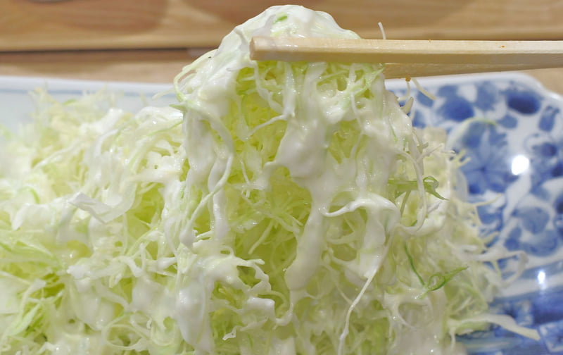 涼し気なキャベツの爽快感をマシマシにする酸味のあるドレッシングがかかった「キャベツサラダ」でFINISH!