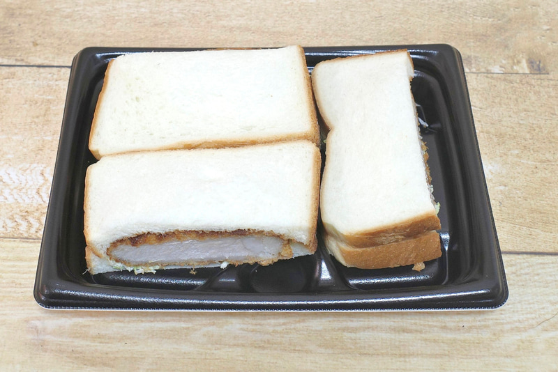 厚切りロースカツサンドが3つになった「盛りすぎ!厚切りロースカツサンド」は、兎にも角にも迫力満点!