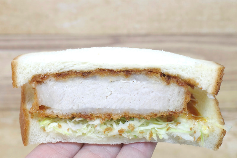 「盛りすぎ!厚切りロースカツサンド」は、具は千切りキャベツと厚切りロースカツ、味付けはソース、マヨネーズのみとシンプルながらも大変美味しく、食パンも厚めで具やソースの味に負けていません!