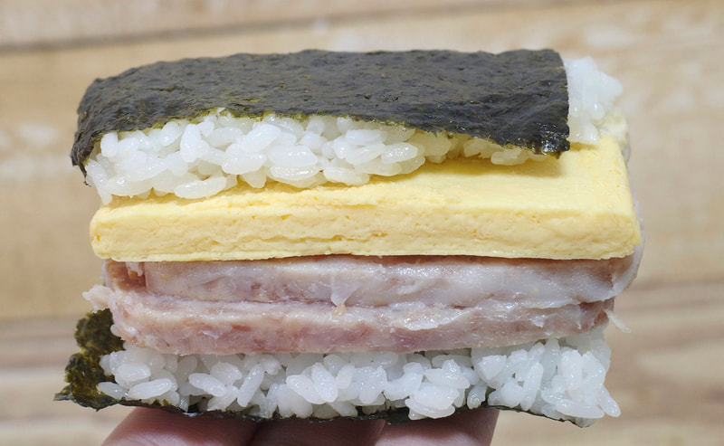 「盛りすぎ!具!おにぎり ポーク玉子(シーチキンマヨネーズ)」は、ディープな味付けと旨味が炸裂するシーチキンマヨネーズ、ポークランチョン2枚が入っていながらも、下味薄めな玉子焼き、ご飯with海苔で包み込むことで、丁度いい塩加減の創作おにぎりとして楽しめます!