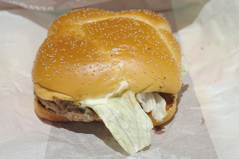 「N.Y. 肉厚ビーフ ペッパー＆ビーフソテー」は、なぜか主役のビーフフィリングや100%ビーフパティよりもレタスの主張がストロング!