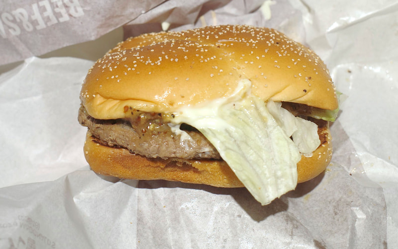 「N.Y. 肉厚ビーフ ペッパー＆ビーフソテー」は、味付けの強さはもちろんのこと、ビーフフィリング、100%ビーフパティと牛肉推しな具が詰まっていることもあって旨味もパワフル!