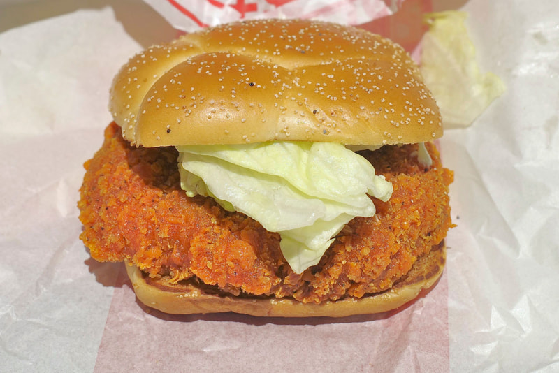 「N.Y. ジューシーチキン ホット&ペッパー」は、兎にも角にもチキンパティの絵力強強!