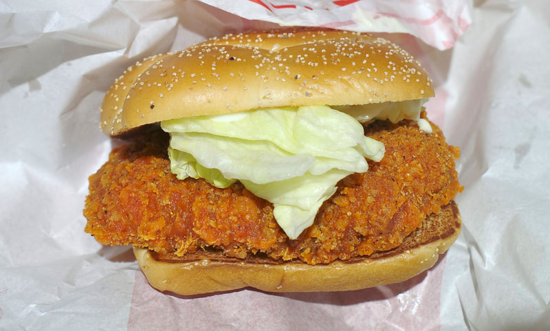 「N.Y. ジューシーチキン ホット&ペッパー」は、具の内容は「N.Y. 肉厚ビーフ ペッパー＆ビーフソテー」と同じものが多いですが、分厚くスパイシーなチキンパティで一心不乱にがっつきたくなる美味しさ!