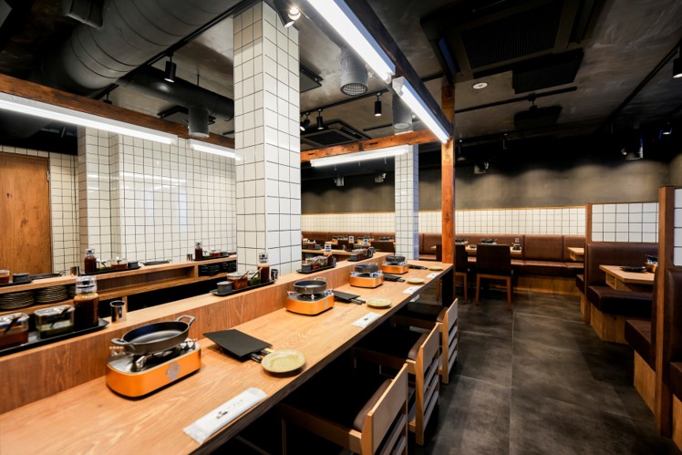 店内はカウンター席、テーブル席(BOX席)の計36席