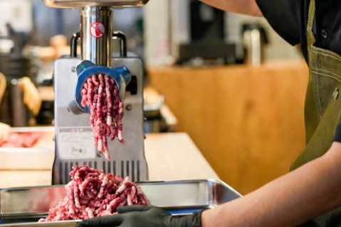 店内で毎日挽き上げる、こだわりの和牛100%。