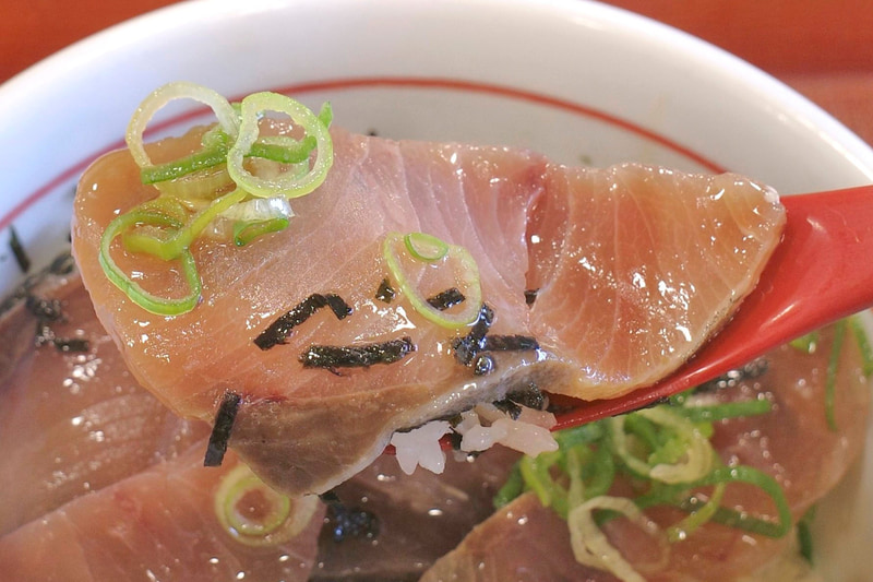 「天然漬けブリ丼」は、旨味、味付け濃いめなブリの身にさっぱりテイストな酢飯と青ねぎを組み合わせることで瞬時に丼ぶりを空にしたくなる衝動に駆られます!