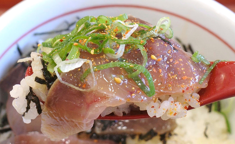 「天然漬けブリ丼」に特製香りとうがらしを振りかけることで、即座に一段上の美味しさにパワーアップしたことを舌の上で理解しながらFINISH!