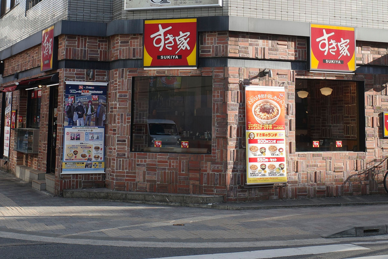 お店入口横の壁面の大きなポスターで「デミグラスチーズ牛丼」を訴求!