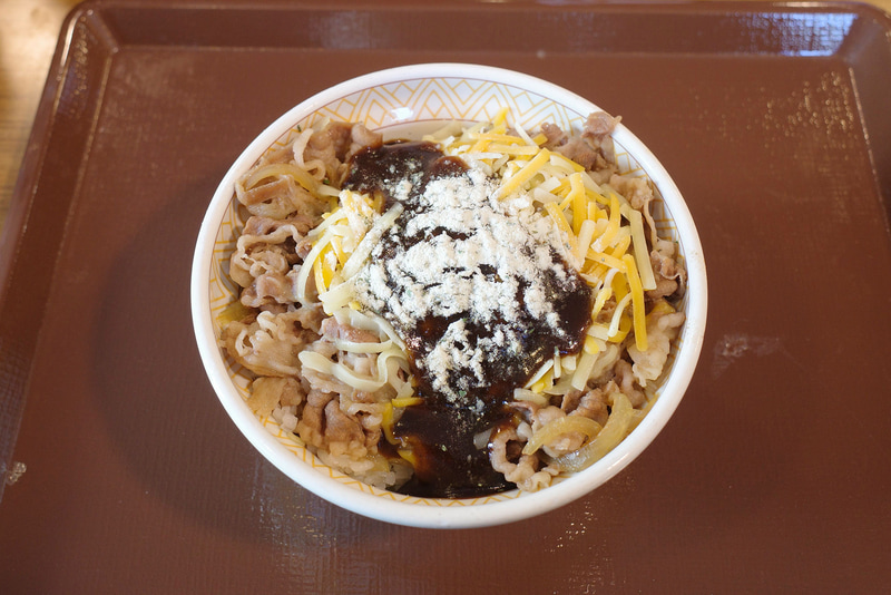 「デミグラスチーズ牛丼」は、ベースの「牛丼」よりも粉チーズ、パセリ、デミグラスソース、ミックスチーズの絵力がパワフル!