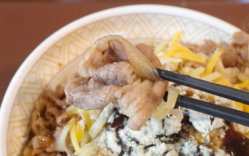 牛肉と玉ねぎには甘々なタレが効いて素直に旨し!