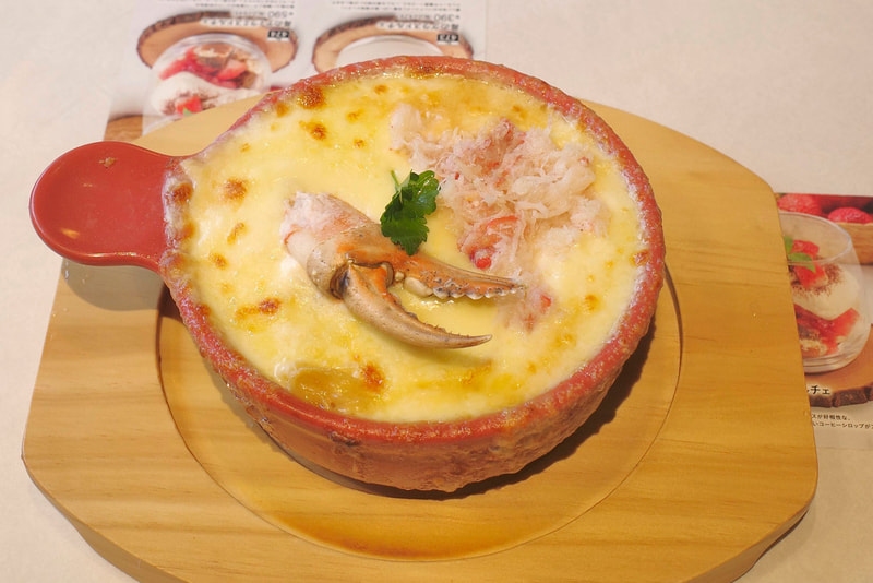 「“窯焼きチーズパスタ”蟹のクリームソース」からは猛烈な熱気が伝わってきます!