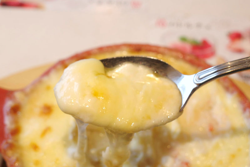 料理の味の要となるチーズは塩気が力強い反面、ホワイトソースは塩気マイルドなので味の調和が取れています!