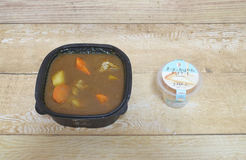 左が「じっくり煮込んだポークカレー」、右が「7プレミアム チーズにおぼれたチーズケーキ」