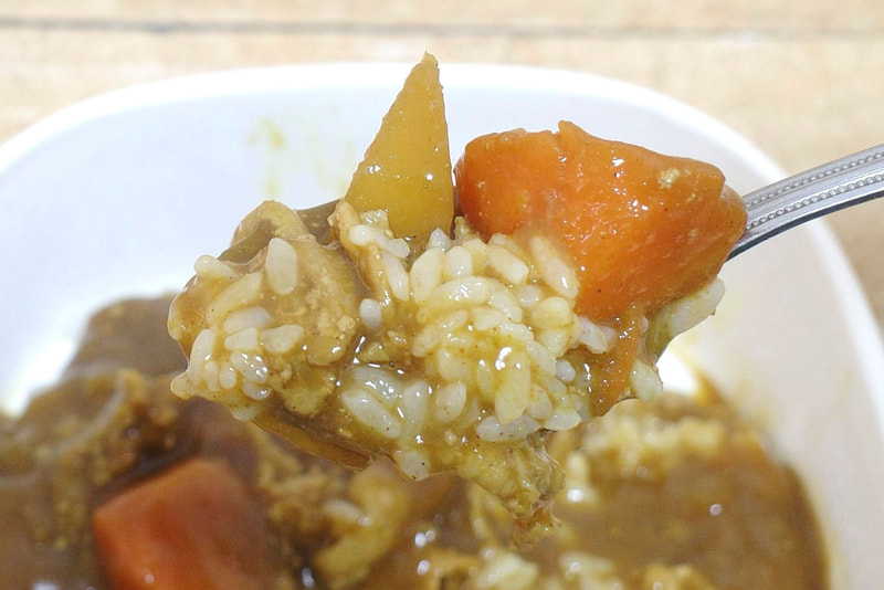 具無しのカレーライスも悪くありませんでしたが、具を絡めることで味の深みがググッと増して、瞬時に容器を空にしたくなる衝動に駆られます!