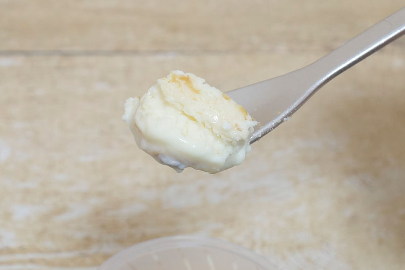 とろけるチーズケーキは水分多めで、まさに飲めるチーズケーキ的なフォルムが特徴的!