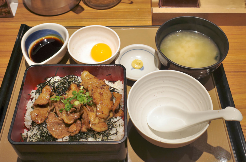 「～三元豚使用～豚まぶし定食」には追加用のタレ、卵黄、辛子、みそ汁、空のご飯茶碗がついてきます