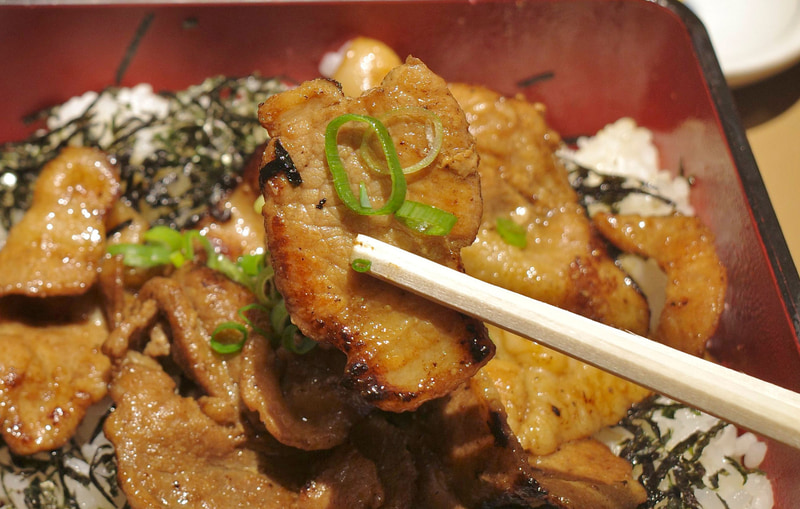 豚肉は旨味の強さ、薬味の青ねぎの後味引き締め効果はナイスなものの、下味が弱々なので早々に追加用のタレをかけたい!