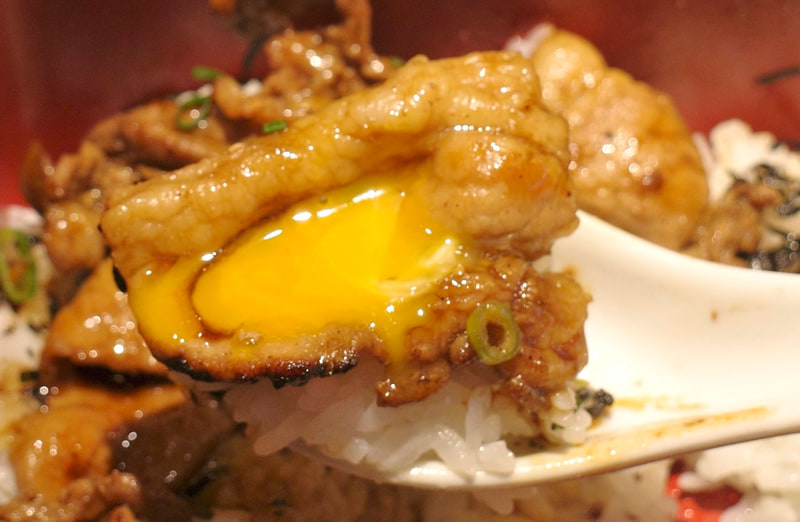 豚まぶしとして味わうなら卵黄を絡めてほおばるのが最高にオススメ!