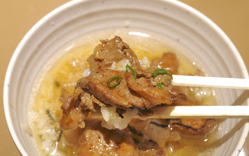 豚肉が冷えて脂っこさを感じ始めたら、熱々の出汁をかけることでその感覚が和らぐ上に、おいしさも急上昇！