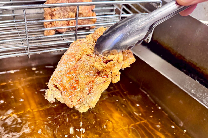 台湾屋台グルメ「鶏排(ジーパイ)」風の大きな鶏唐揚げは2つもトッピング