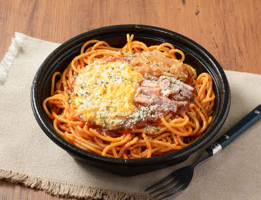 「盛りすぎ！ナポリタン」(税込697円)