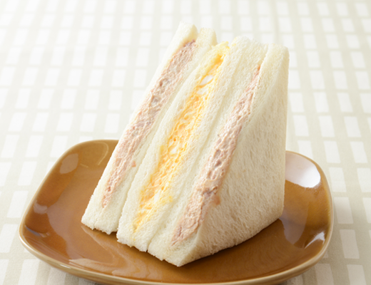「盛りすぎ！ツナたまごサンド」(税込297円)