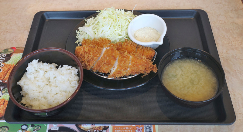 「ささみかつ定食」にはご飯、みそ汁、タルタルソースがついてきます!