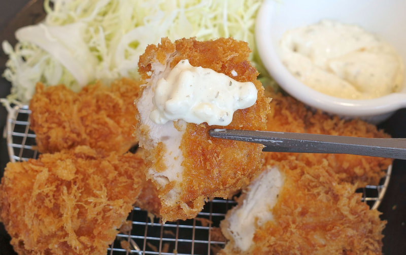 ささみかつの下味が弱い問題は、マヨネーズ、玉ねぎ、玉子、ピクルスをバランス良く配合したタルタルソースのおかげで華麗に解決!