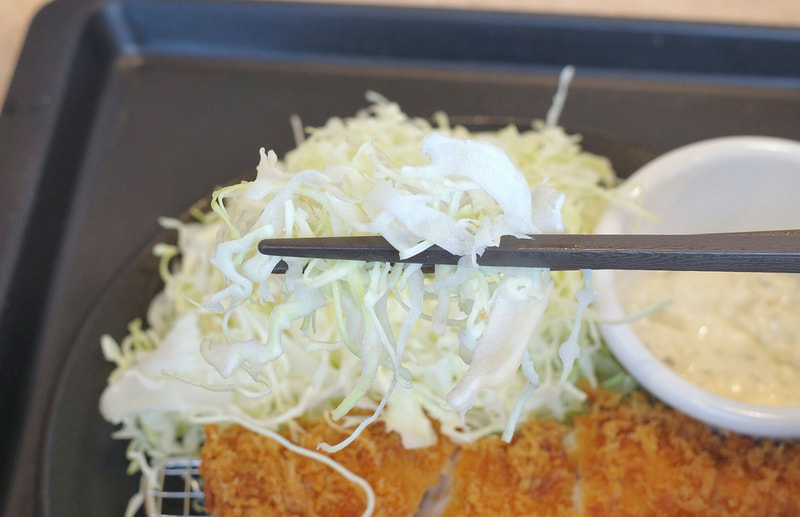 涼し気な千切りキャベツはささみかつのあとの箸休めに最適!