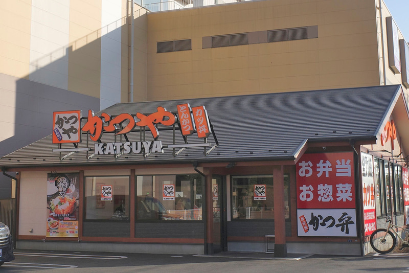 お店入口左では「鍋焼きカツ煮定食」「鍋焼き風カツ丼」を大きなポスターでアピール!