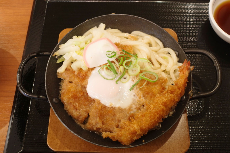 鍋焼きカツ煮はロースカツや海老フライはもちろんのこと、白菜、うどんもボリューミー!