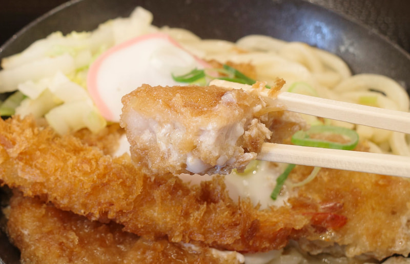 ロースカツは白だしの甘さ、ロース肉の持つ旨味ともどもパワフル!