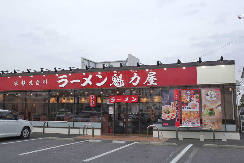 お店入口から見て右のスペースの大きなポスターで「背脂生姜塩ラーメン」をアピール!