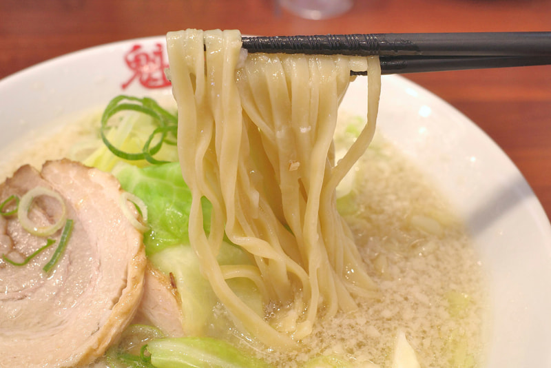 麺はハリが強く、背脂生姜塩スープとも順応してめちゃんこ美味!