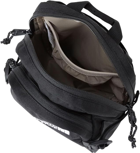 本体内部はスリットポケットを設けたシンプルな構造で、内部へのアクセスと収納物の出し入れをスムーズに行えます