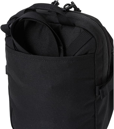 ショルダーベルトを背面ポケットに収納することで、ポーチとしても使用可能