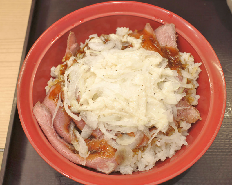 「サワークリームオニオン・ローストビーフ丼」は、兎にも角にもサワークリームソース&スライスオニオンの絵力が強強!