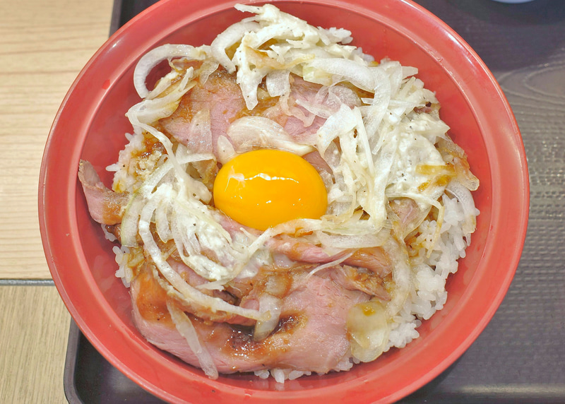 「サワークリームオニオン・ローストビーフ丼」の中央に卵黄を投じたら10秒ほどかき混ぜます!