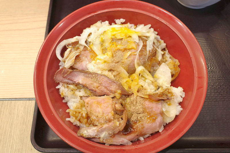 花椒を「サワークリームオニオン・ローストビーフ丼」にふりかけたら食事もフィナーレへ!