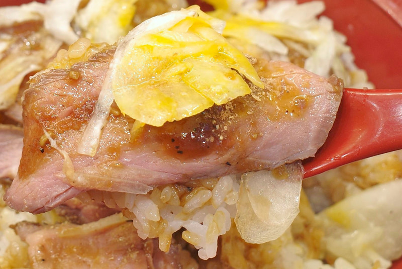 トッピング全部盛りにした「サワークリームオニオン・ローストビーフ丼」でFINISH!