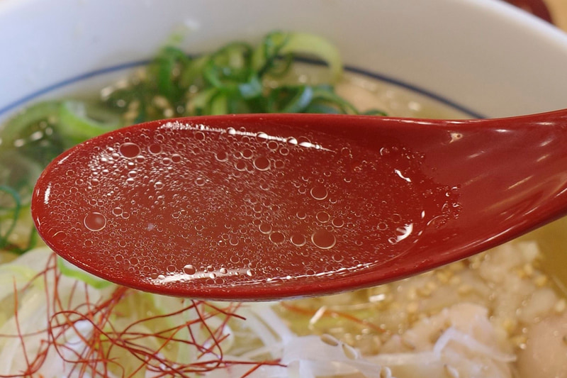 つゆは上品さを醸し出す関西風のうどんだしをベースに鶏油、藻塩、にんにくの味がマッチしてメチャウマ!