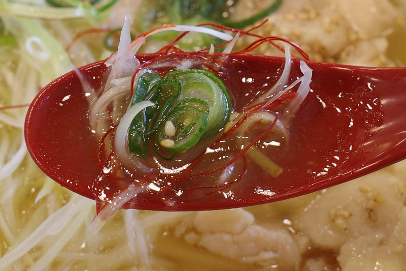 つゆはそのままでも特に味に不満はありませんが、白髪ねぎ、青ねぎ、糸唐辛子をプラスすることで味がピチッと引き締まります!