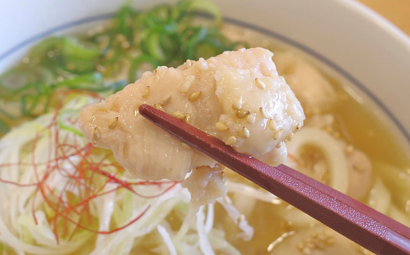 鶏肉はお肉と皮の旨味がパワフルかつ、良く煮込んだことで固さなし!
