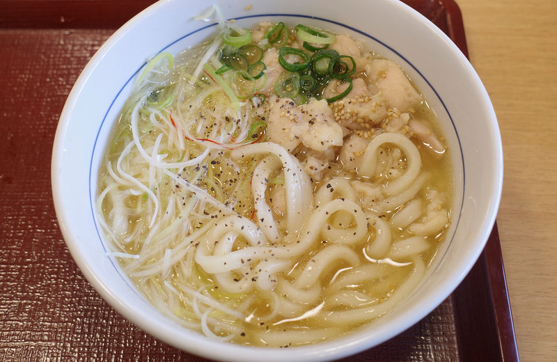 ペッパーガーリックはムラ無く「たっぷり白髪ねぎ鶏塩うどん」全体にふりかけることを推奨!