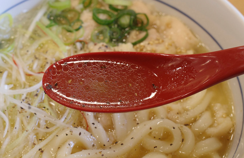 ペッパーガーリックによってつゆの味が一気に攻撃的に変化!