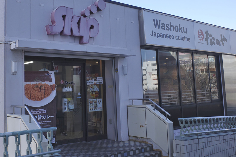 店舗入口では大きなポスターで「濃厚 コク旨ロースかつカレー」「濃厚 コク旨カレー」をアピール!