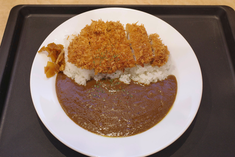 「濃厚 コク旨ロースかつカレー」は、ご飯を覆い隠さんばかりにロースかつがボリューミー!